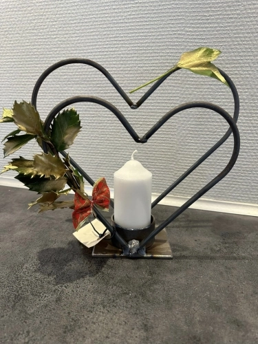 Moderne hjerte i jern med lys